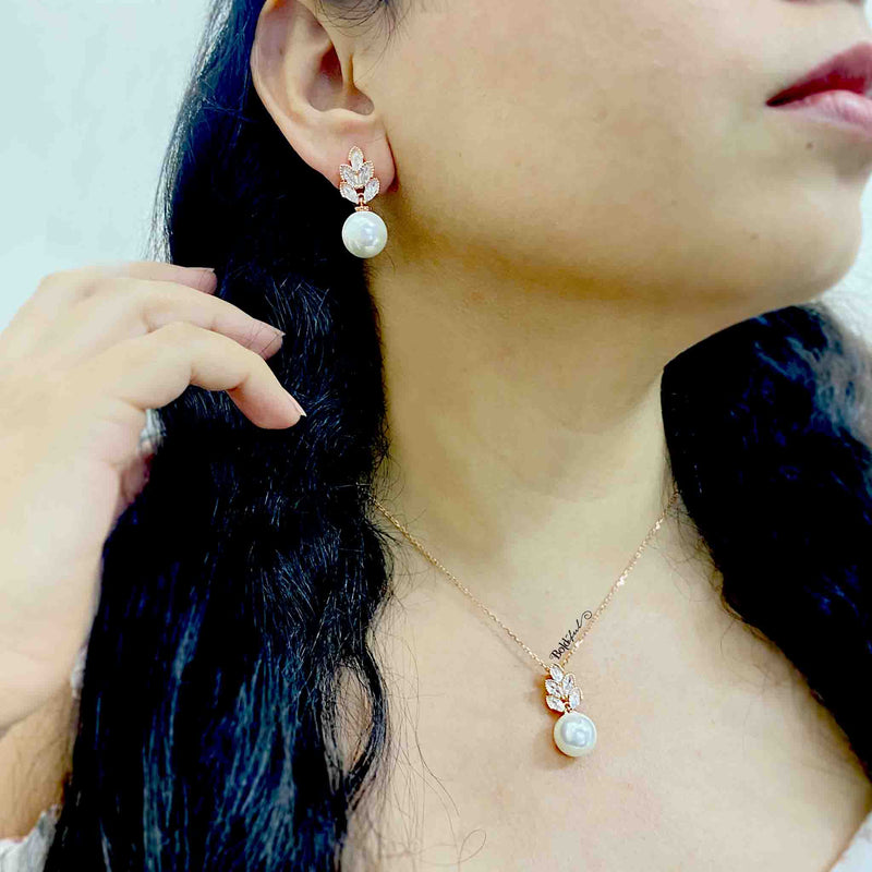 Classy Pearl Pendant Set - Boldiful