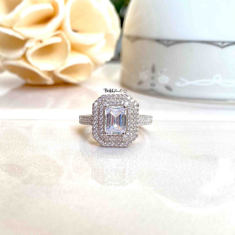 Elegante Emerald Cut Silver Ring - Boldiful