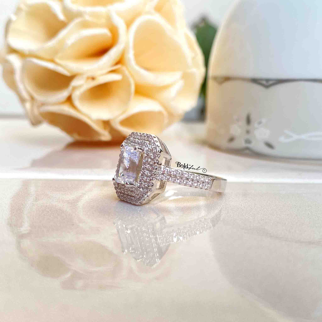 Elegante Emerald Cut Silver Ring - Boldiful