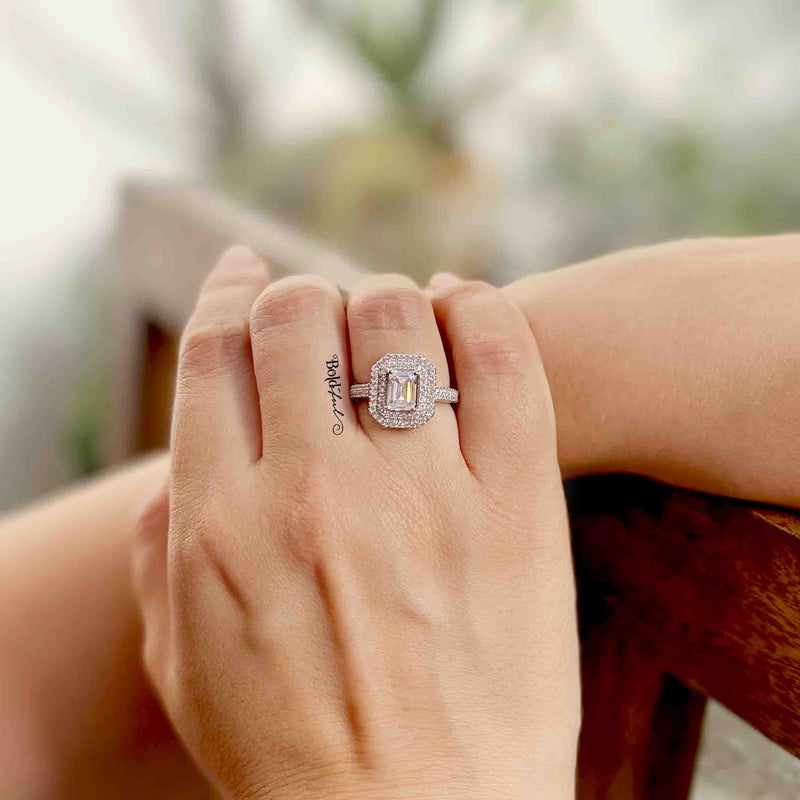 Elegante Emerald Cut Silver Ring - Boldiful